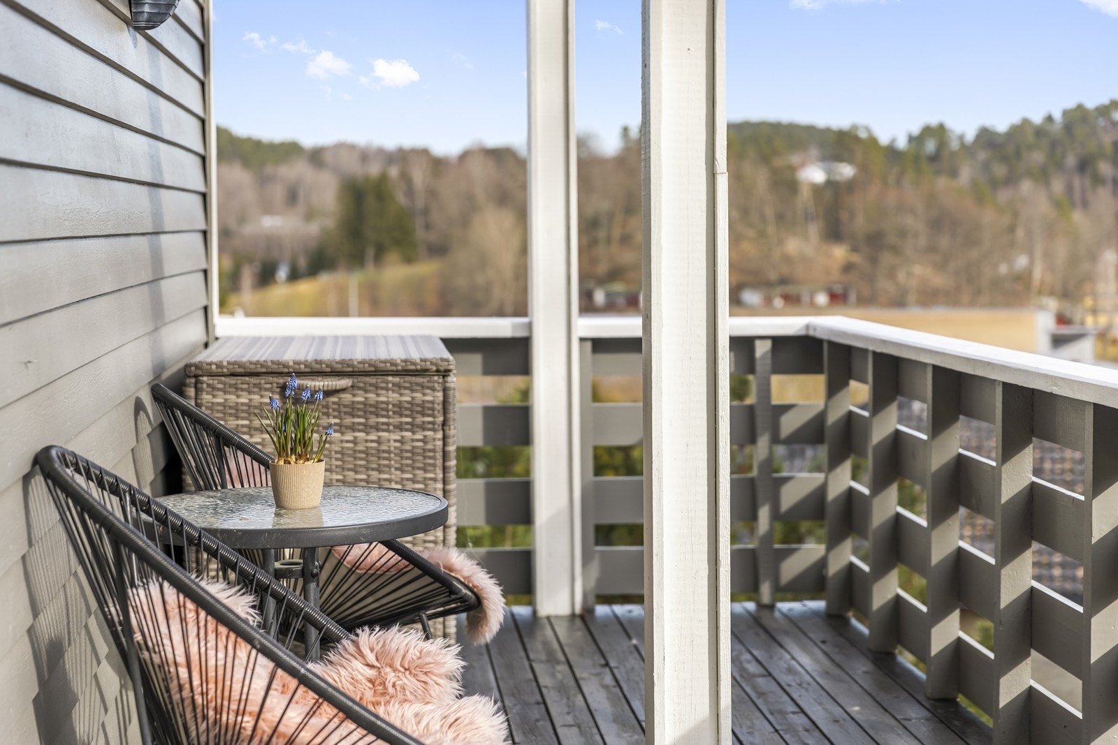 Uteplassen er delvis overbygget, noe som gir ly for vær og vind. Galleribilde