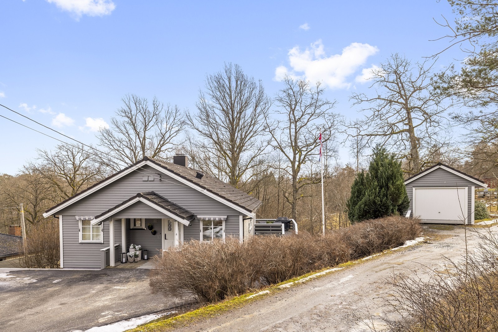 Eiendommen har en frittstående garasje med god lagringsplass i en tilhørende bod. Galleribilde