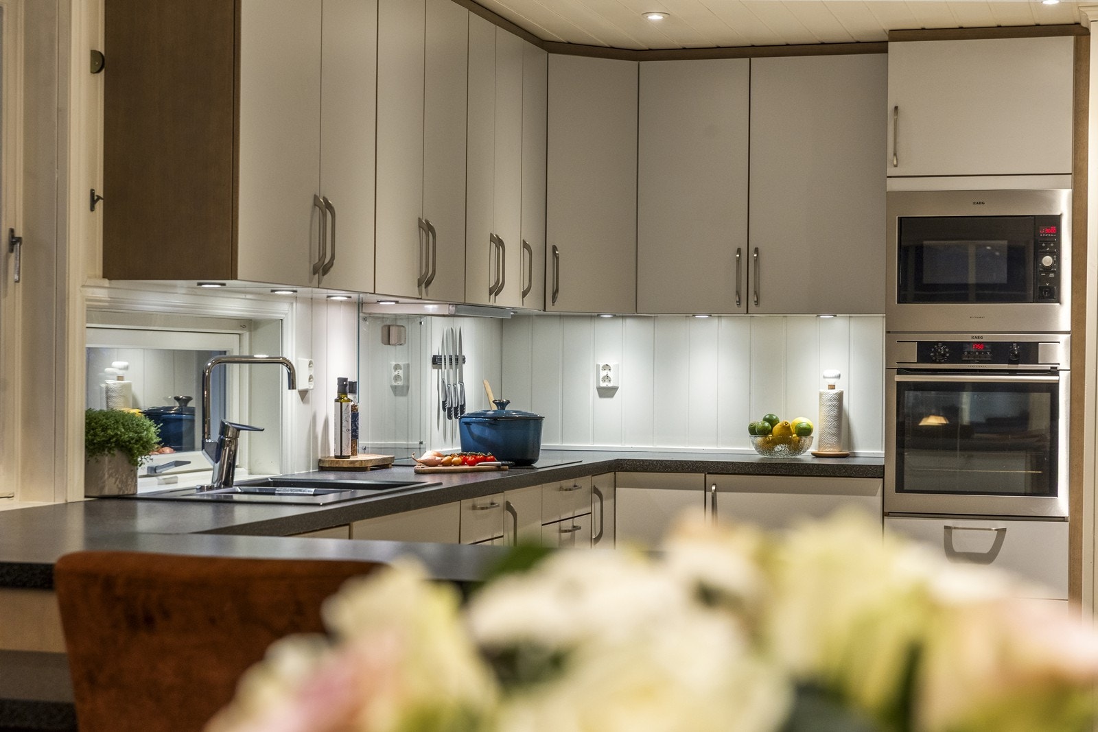 Kjøkkeninnredningen er fra Designa (2016) med integrerte hvitevarer og god benkeplass. Galleribilde