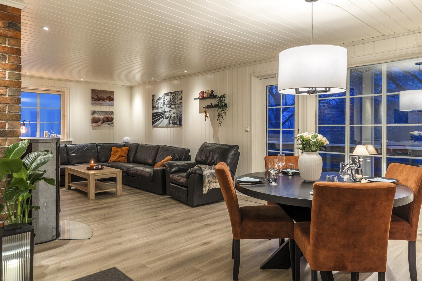 Store vindusflater gir godt med naturlig lys inn i oppholdsrommet. Galleribilde