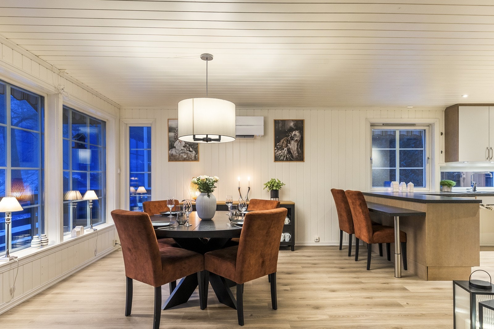 Spisestuen har en naturlig plassering mellom kjøkkenet og stuen. Galleribilde
