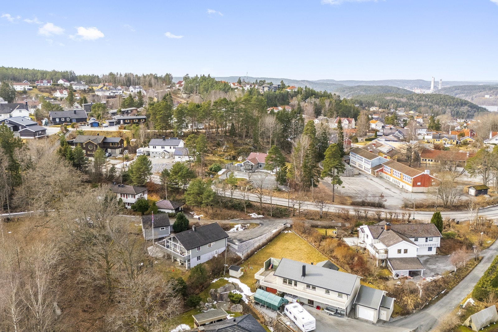 Boligen ligger i et område som oppleves som svært trygt med lite trafikk. Galleribilde