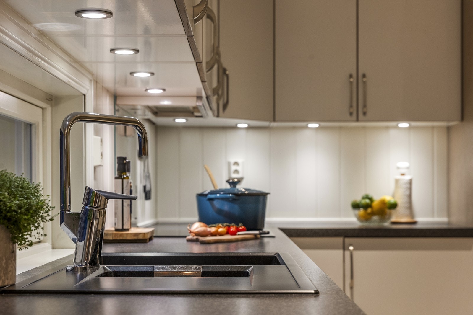 Laminert benkeplate med nedfelt vask og platetopp, samt god arbeidsbelysning. Galleribilde