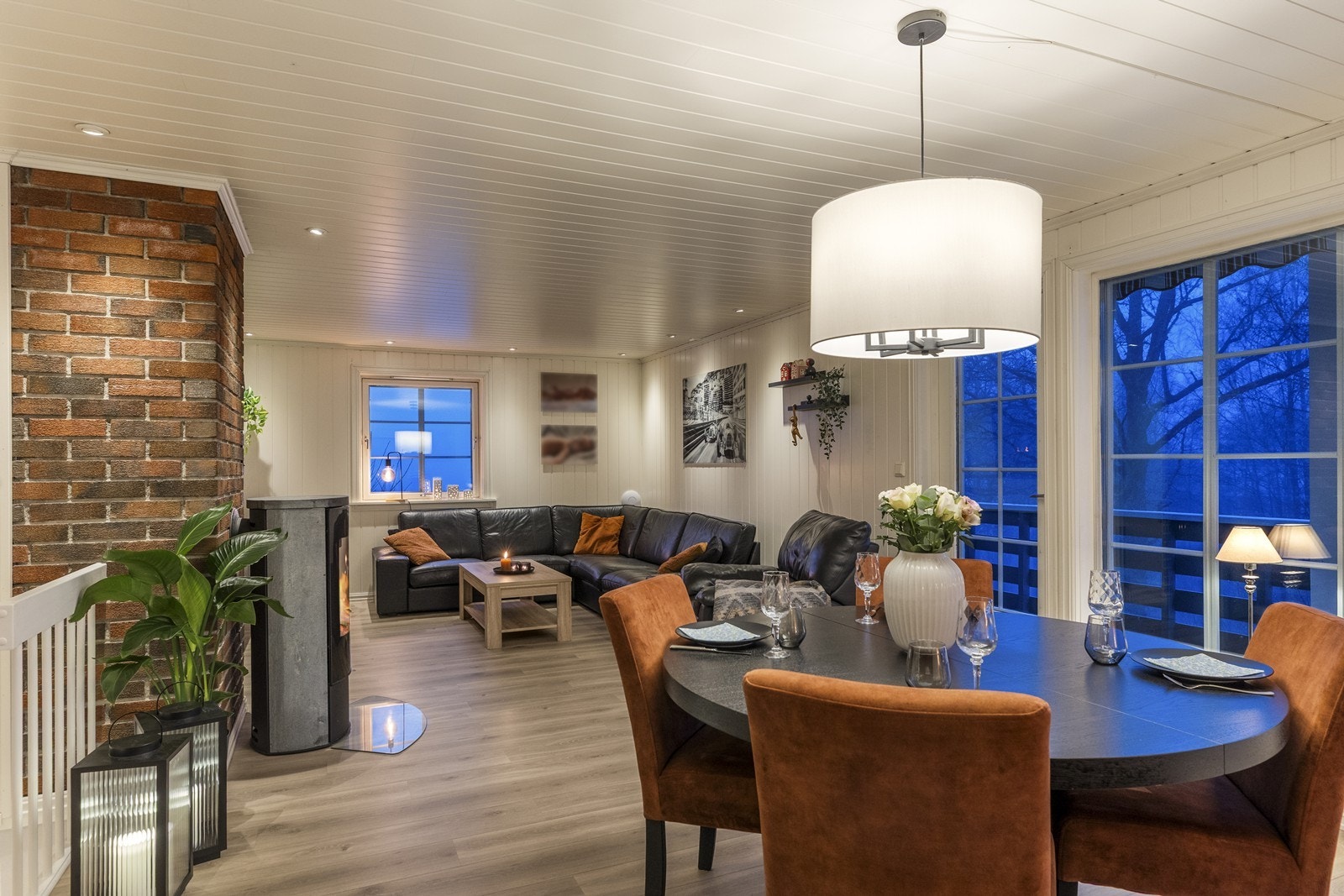 Rommet er gjennomgående med laminatgulv og vegger med MDF-panel. Galleribilde