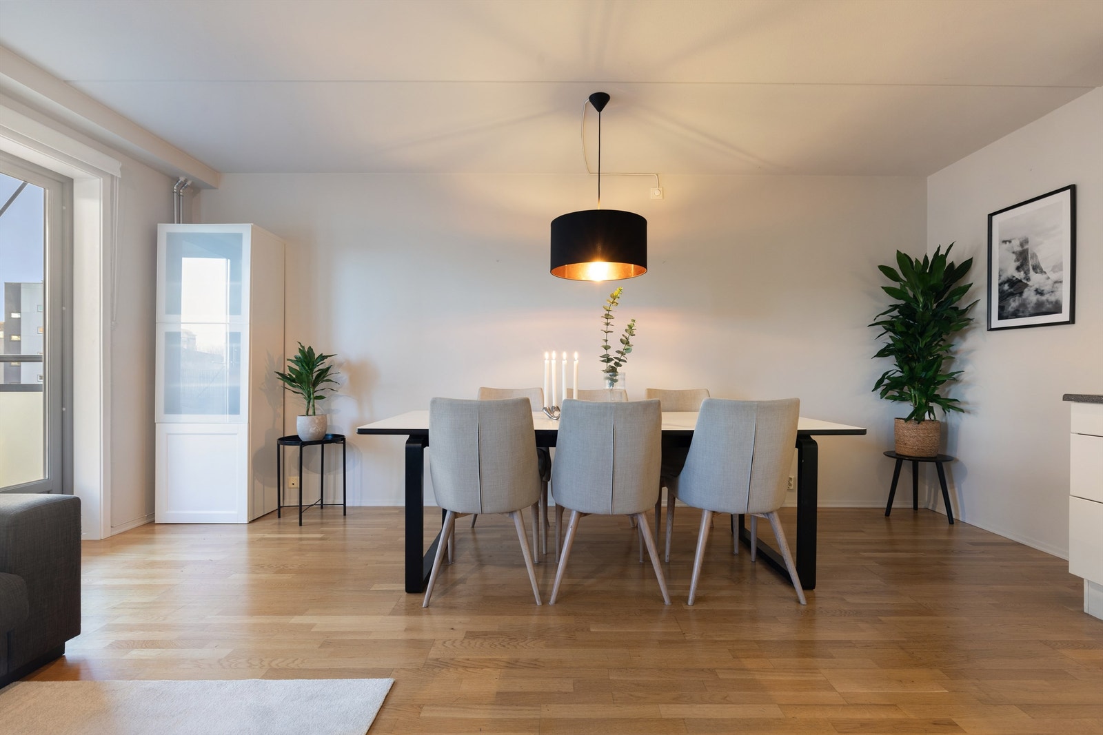 Stuen er av god størrelse og kan enkelt møbleres i ulike soner. Galleribilde