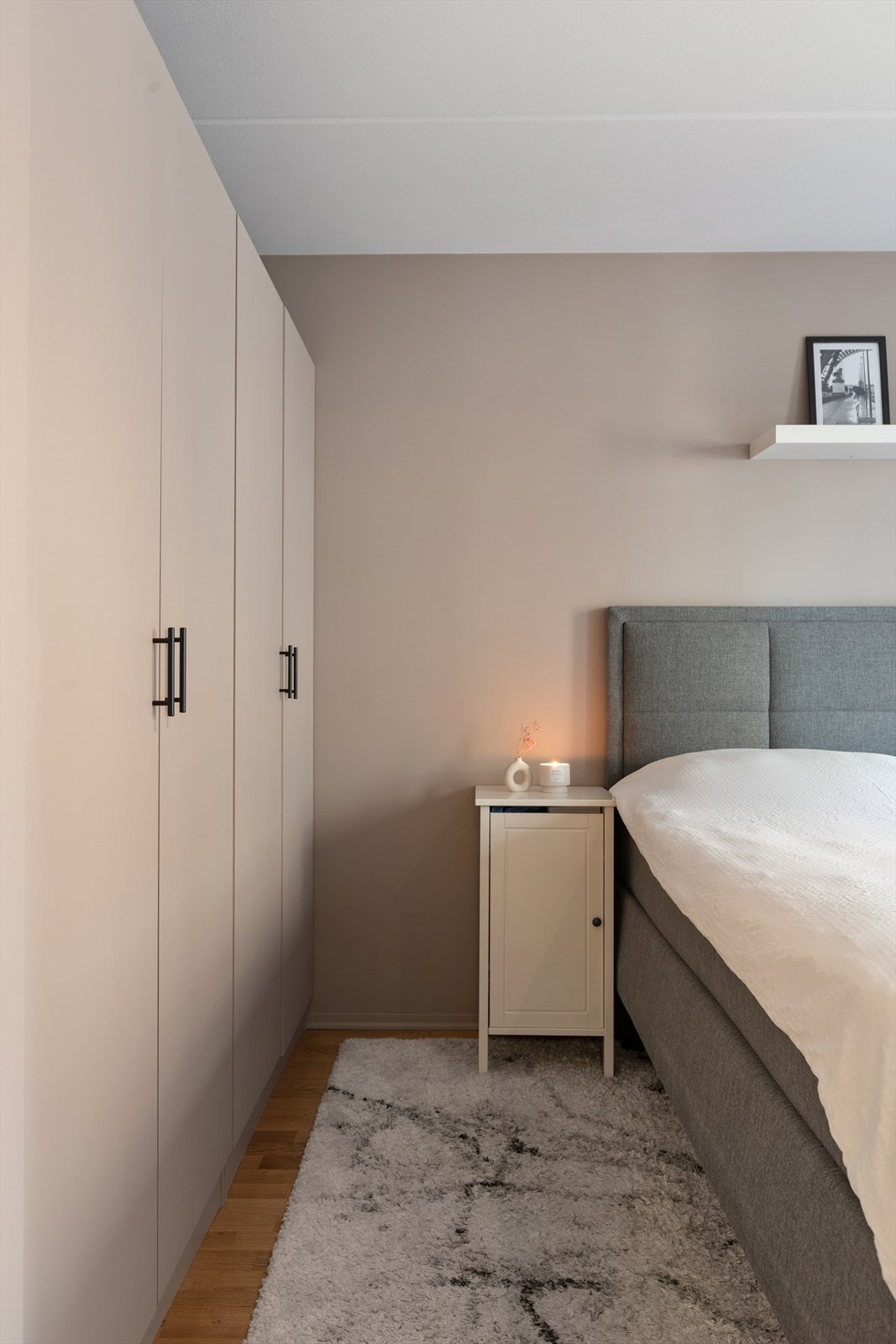 Rommet er utstyrt med en stor garderobeløsning for god oppbevaring. Galleribilde