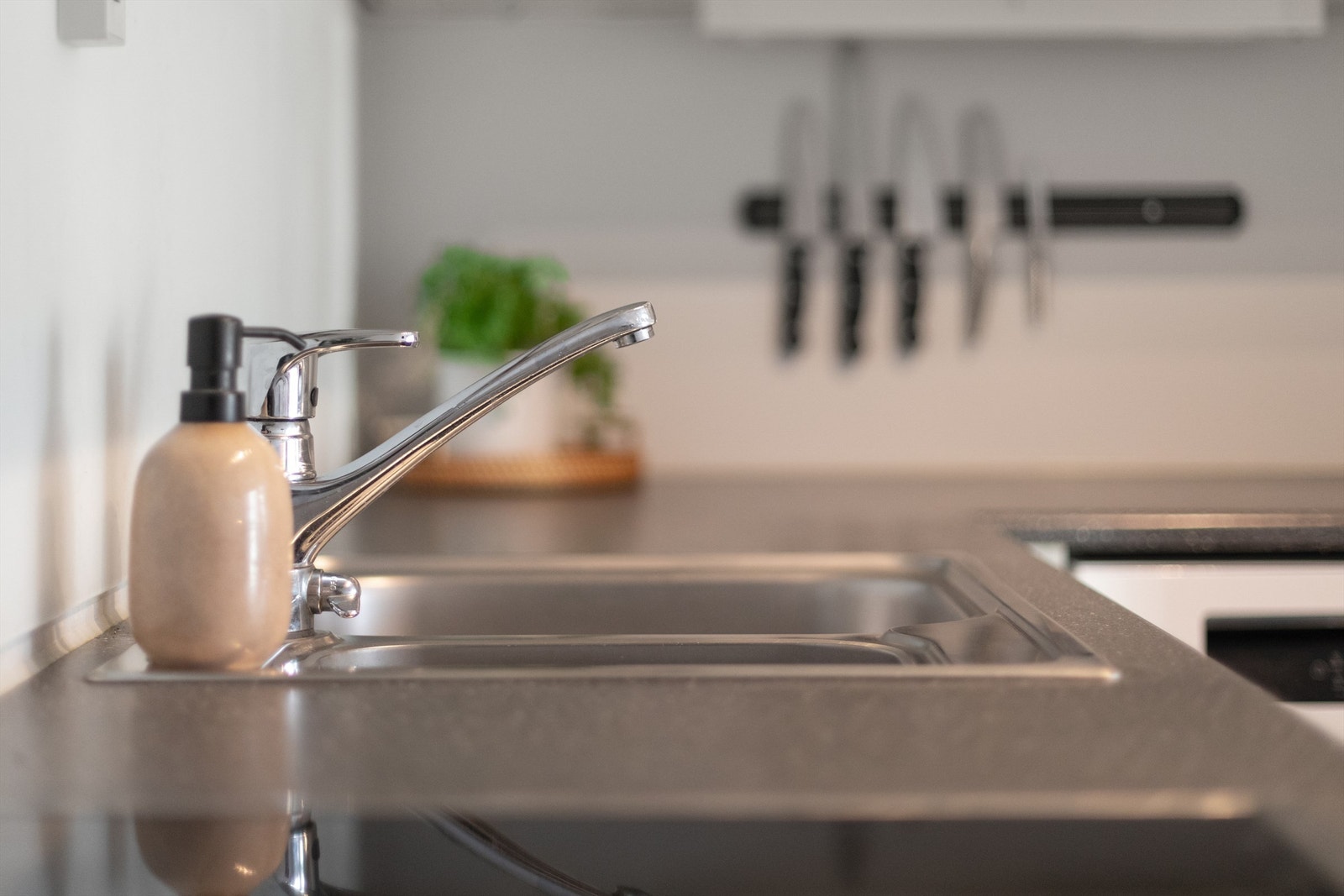 Kjøkkenet har laminat benkeplate med nedfelt kum i rustfritt stål. Galleribilde