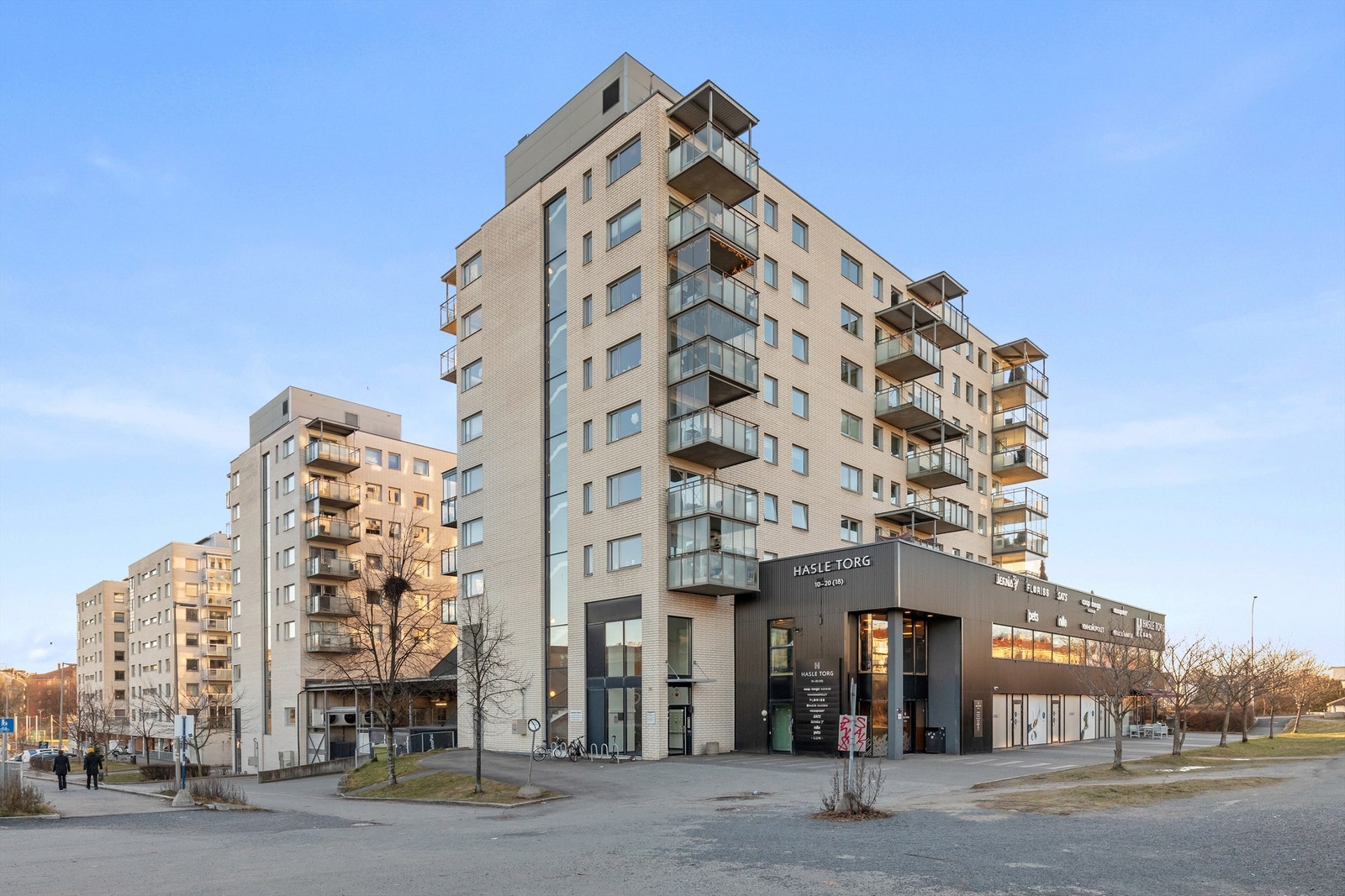 Velkommen til Grenseveien 52! Bygget fra 2007 har en moderne fasade og ligger sentralt plassert over servicetilbudene på Hasle Torg. Galleribilde