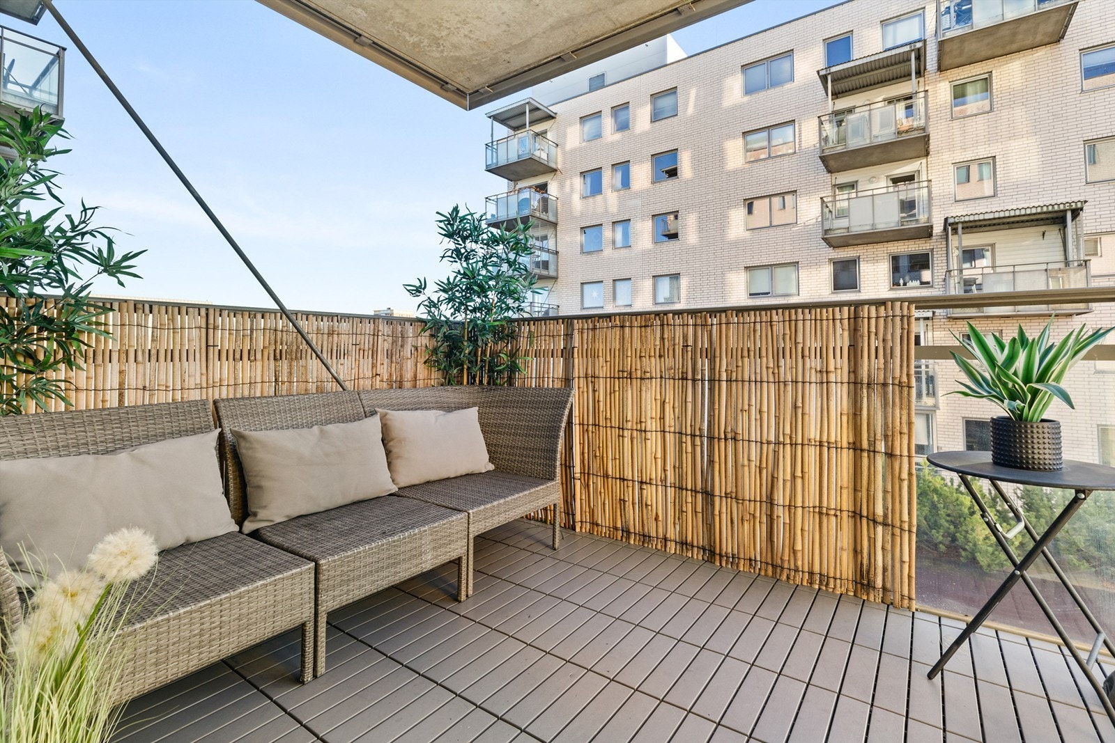 Nora Rørvik Larsen v/ Krogsveen ønsker velkommen til Grenseveien 52! Foto: Alejandro Villanueva Galleribilde