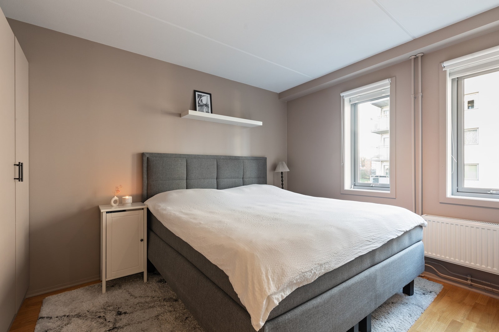 Hovedsoverommet er romslig med plass til dobbeltseng og tilhørende møblement. Galleribilde