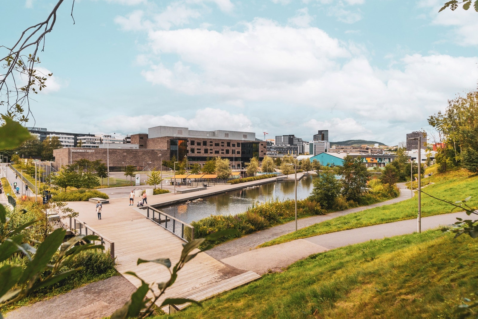Området har flere parker og grøntområder som bidrar til et rolig nabolag. Galleribilde