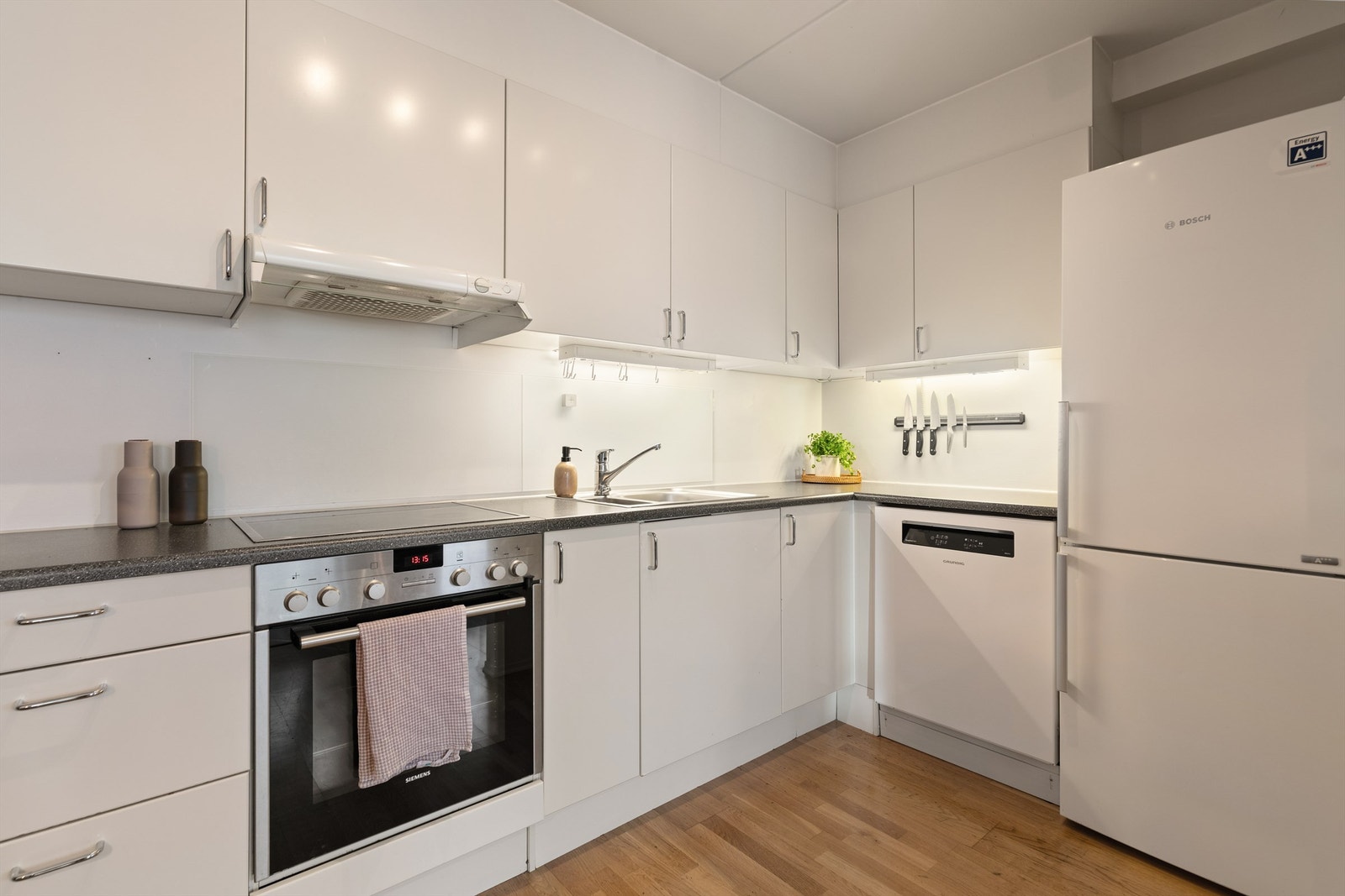 Innredningen har glatte fronter og integrerte hvitevarer (med unntak av kjøleskap), samt romslig arbeidsbenk for matlaging. Galleribilde