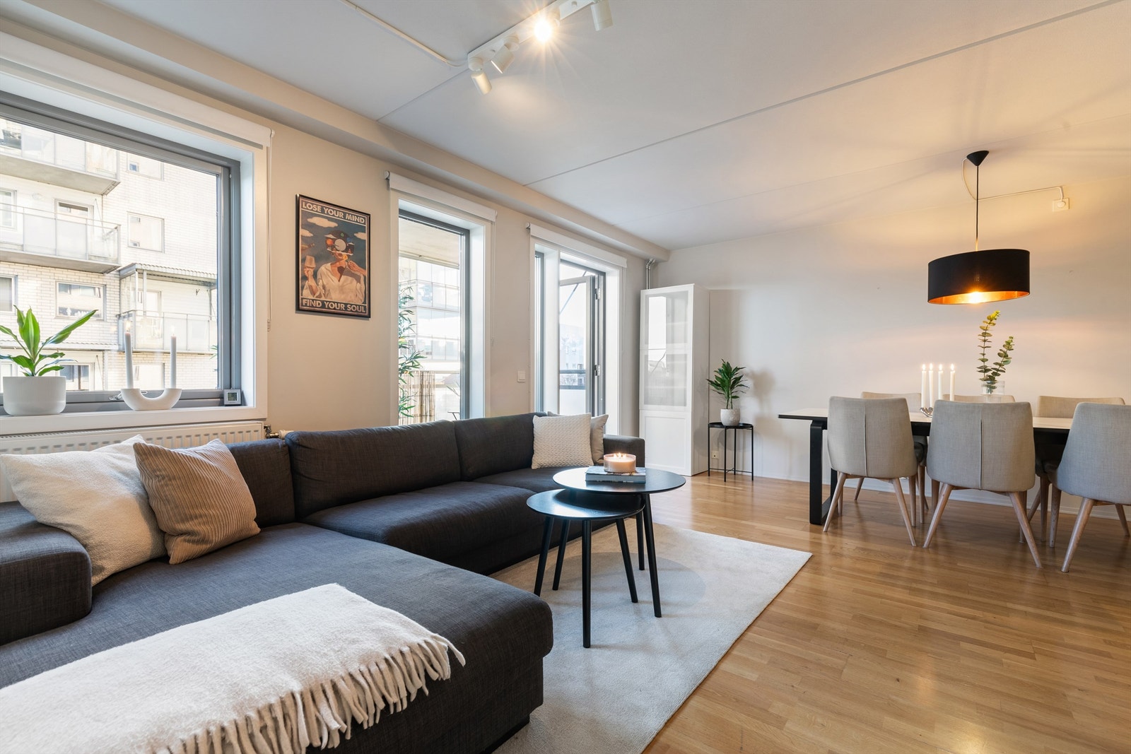 En moderne og luftig leilighet med god planløsning og åpen stue-kjøkkenløsning. Galleribilde