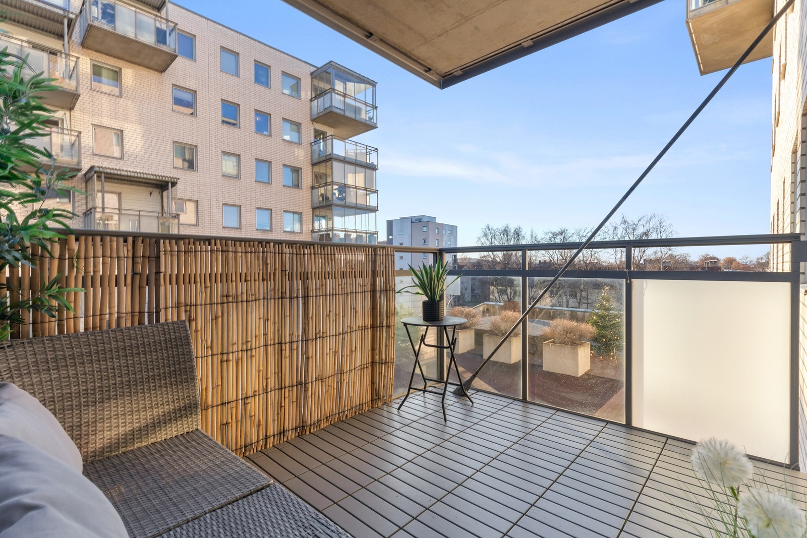 Balkonger har god plass til møblering av ønsket utemøblement og grill. Galleribilde