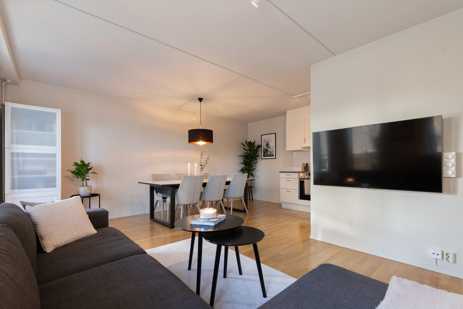 Stuen og kjøkkenet utgjør et sosialt allrom og er et samlingspunkt. Galleribilde