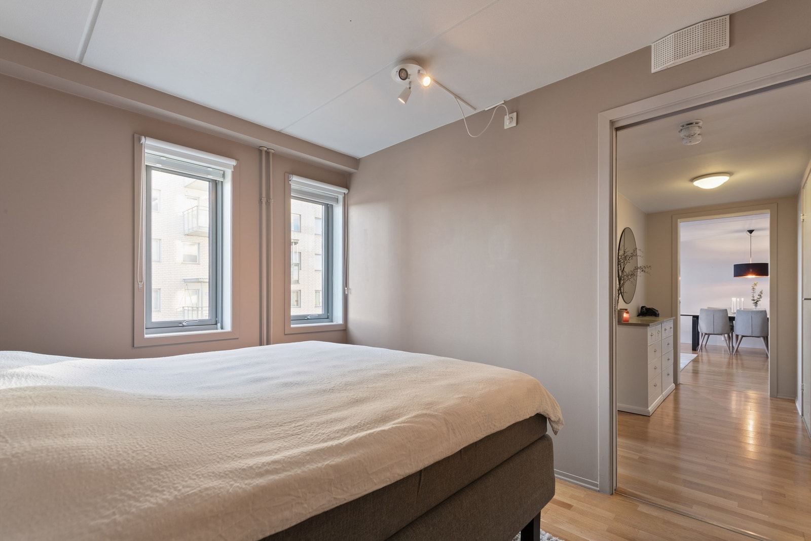 Rommet er som resten av leiligheten holdt i en nøytral og tidsriktig nyanse. Galleribilde