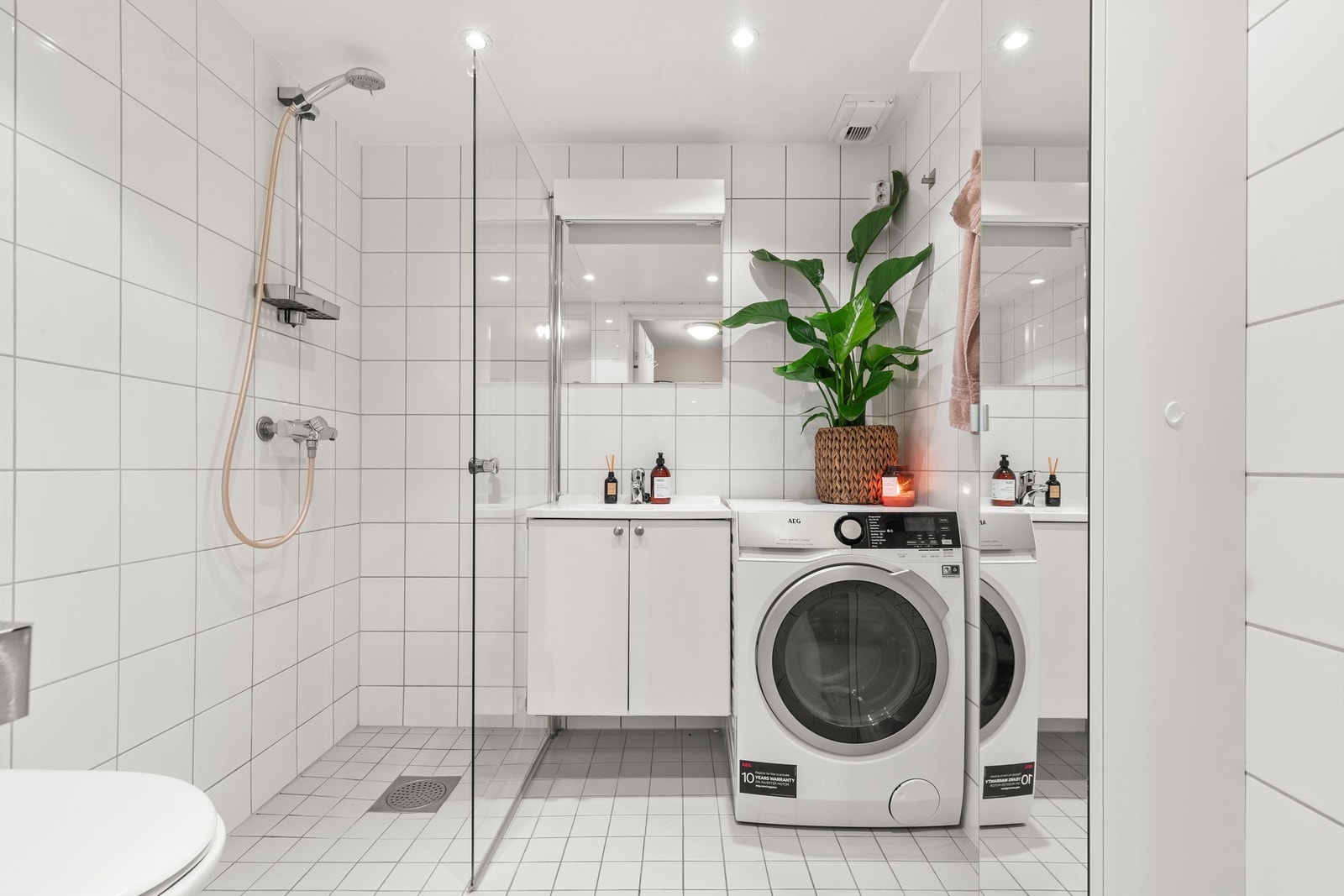 Innredningen består av benkeskap og et vegghengt skap med glatte fronter. Det er både plass og opplegg for vaskemaskin og tørketrommel. Galleribilde