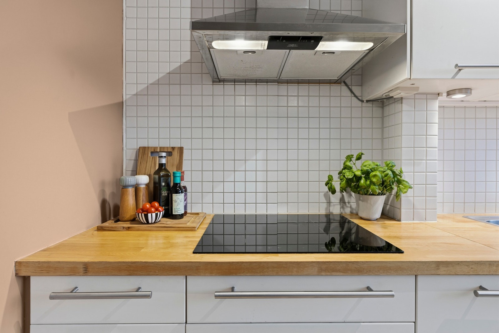 - Flislagt vegg over kjøkkenbenk - Galleribilde