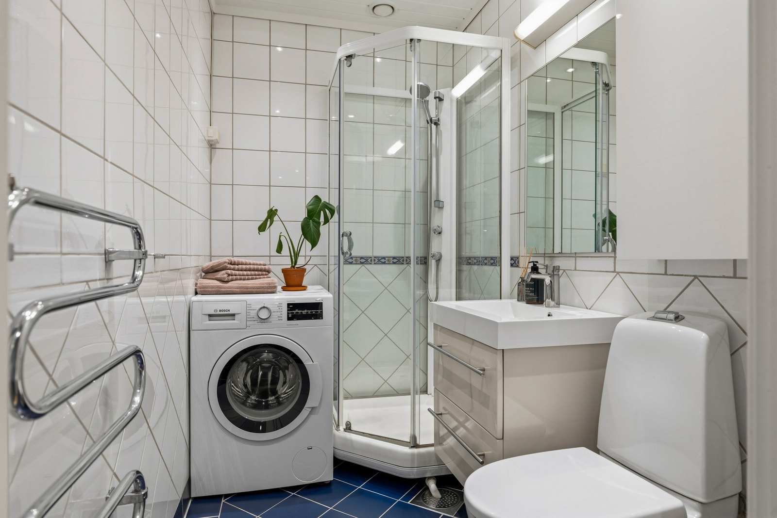 - Pent flislagt bad med elektriske varmekabler. Badet har nyere innredning og overflater. Opplegg for vaskemaskin - Galleribilde