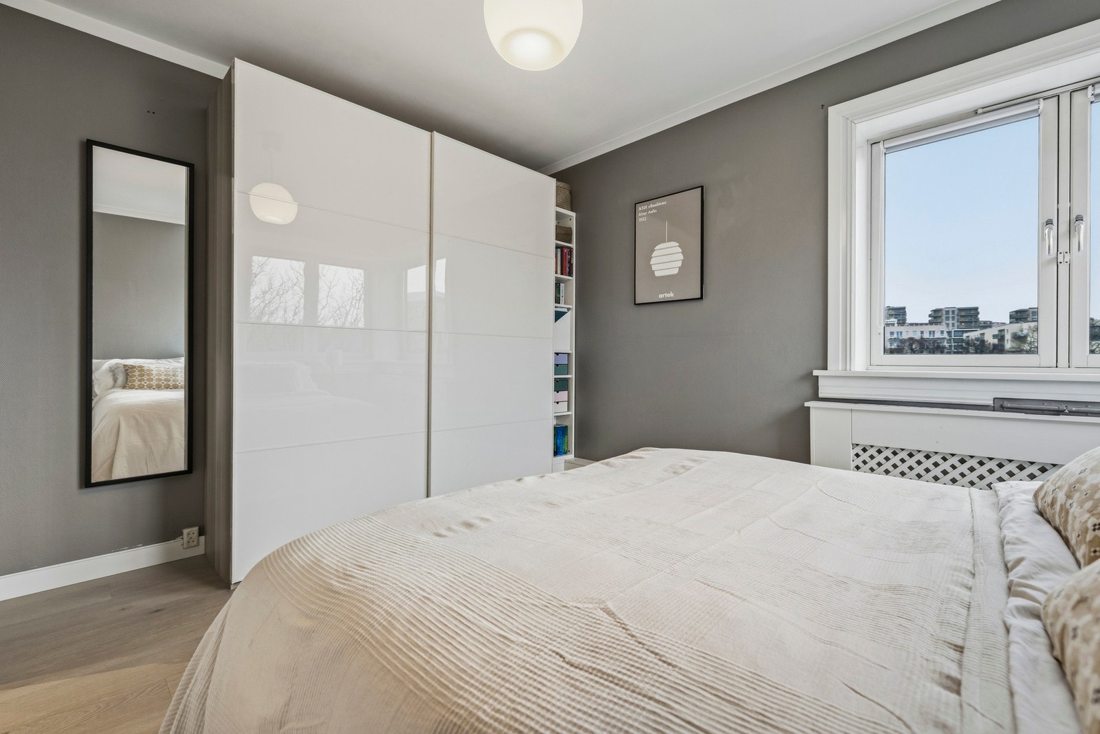 - God størrelse med plass til dobbeltseng, nattbord og garderobeskap - Galleribilde