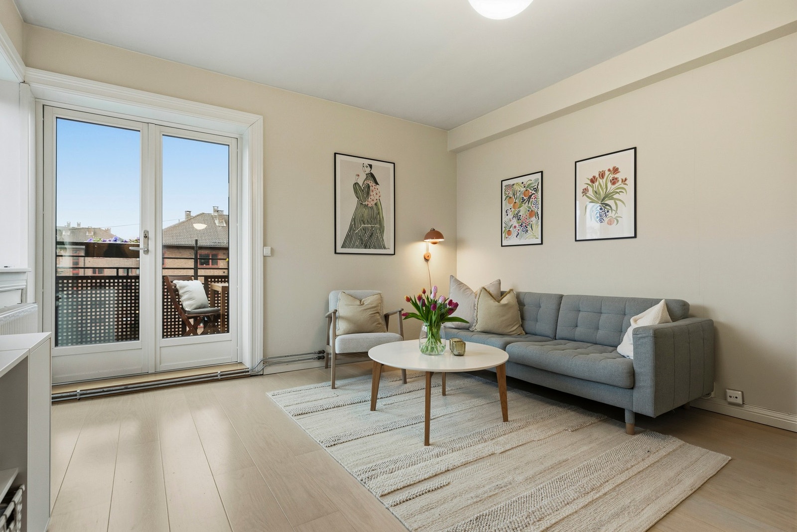 - Her bor man høyt og luftig i byggets 5 etasje med en gjennomgående planløsning - Galleribilde