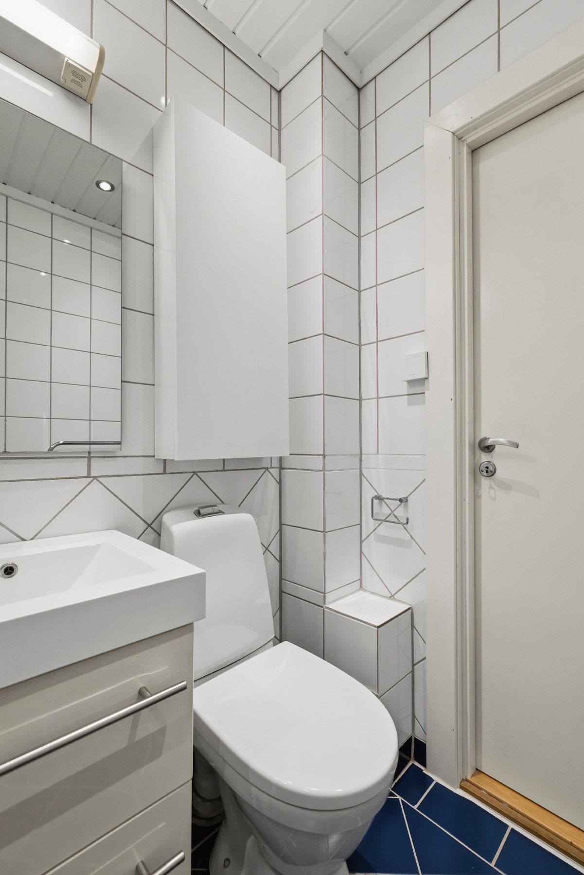 - Gulvstående toalett og vegghengt servant på servantskap - Galleribilde