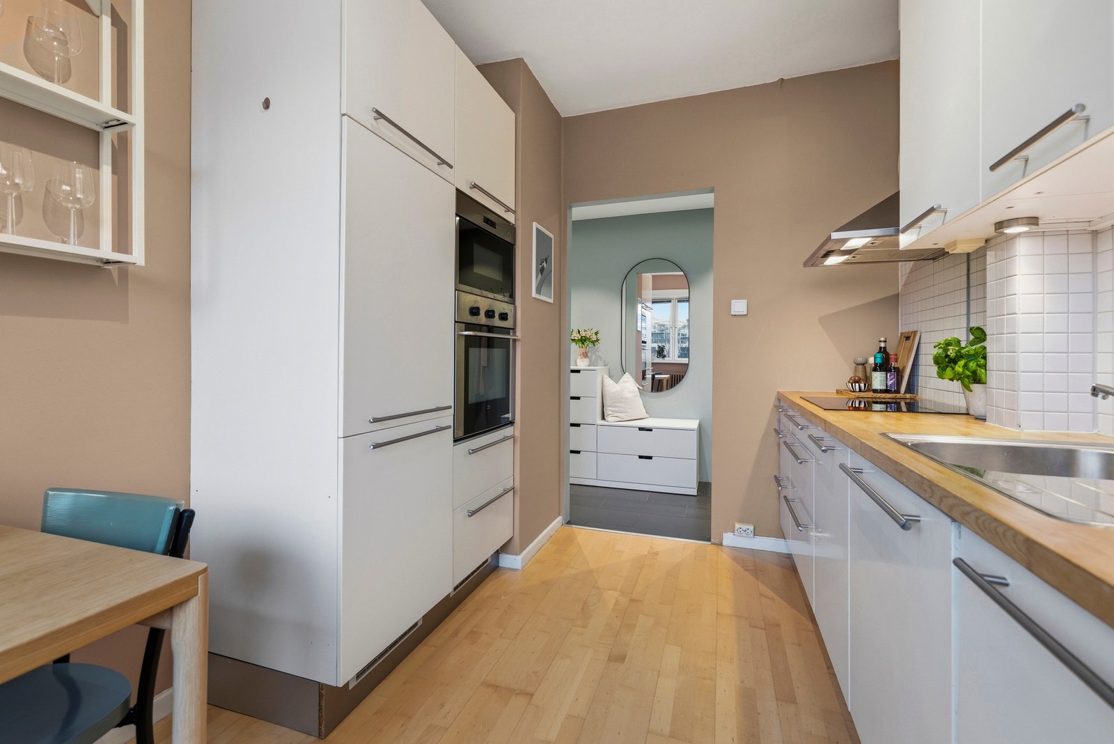 - Integrerte hvitevarer med platetopp, komfyr, oppvaskmaskin, mikrobølgeovn, oppvaskmaskin og kjøl-frys - Galleribilde