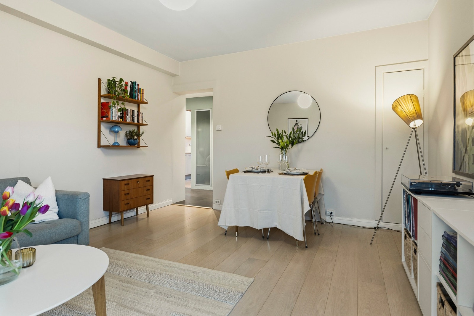 - Et stort rom som gir plass til både stueområde og spisehjørne - Galleribilde