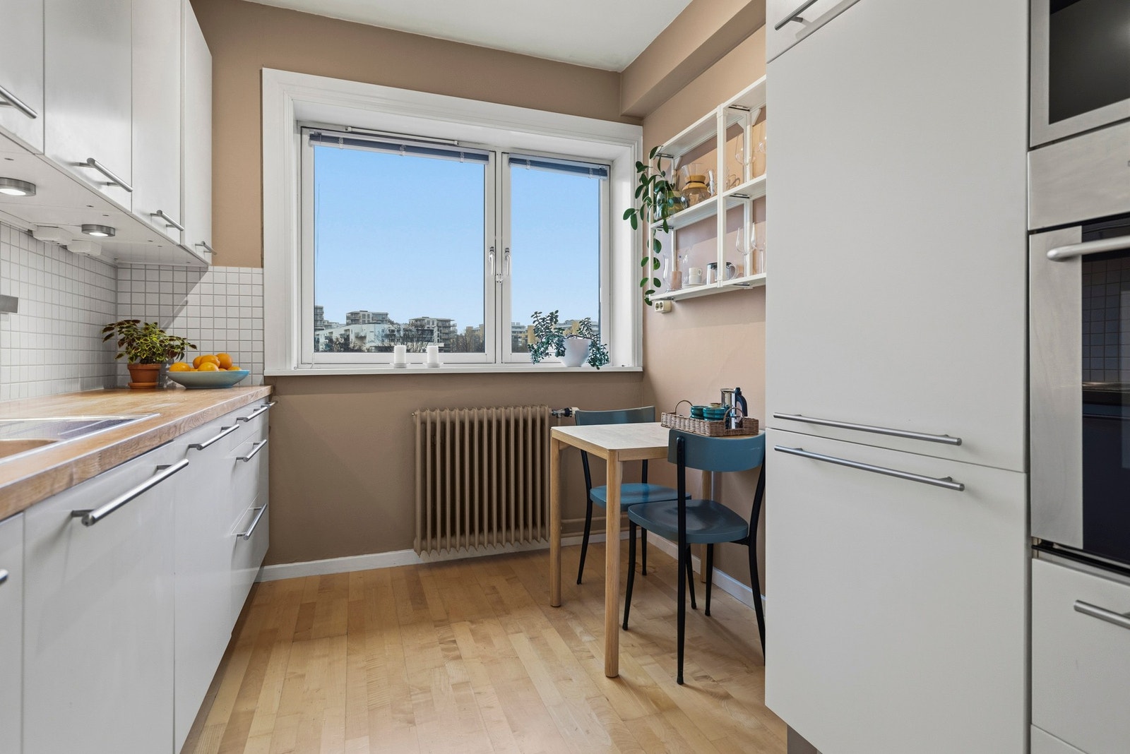 - Pent kjøkken med glatte fronter og benkeplate i heltre - Galleribilde