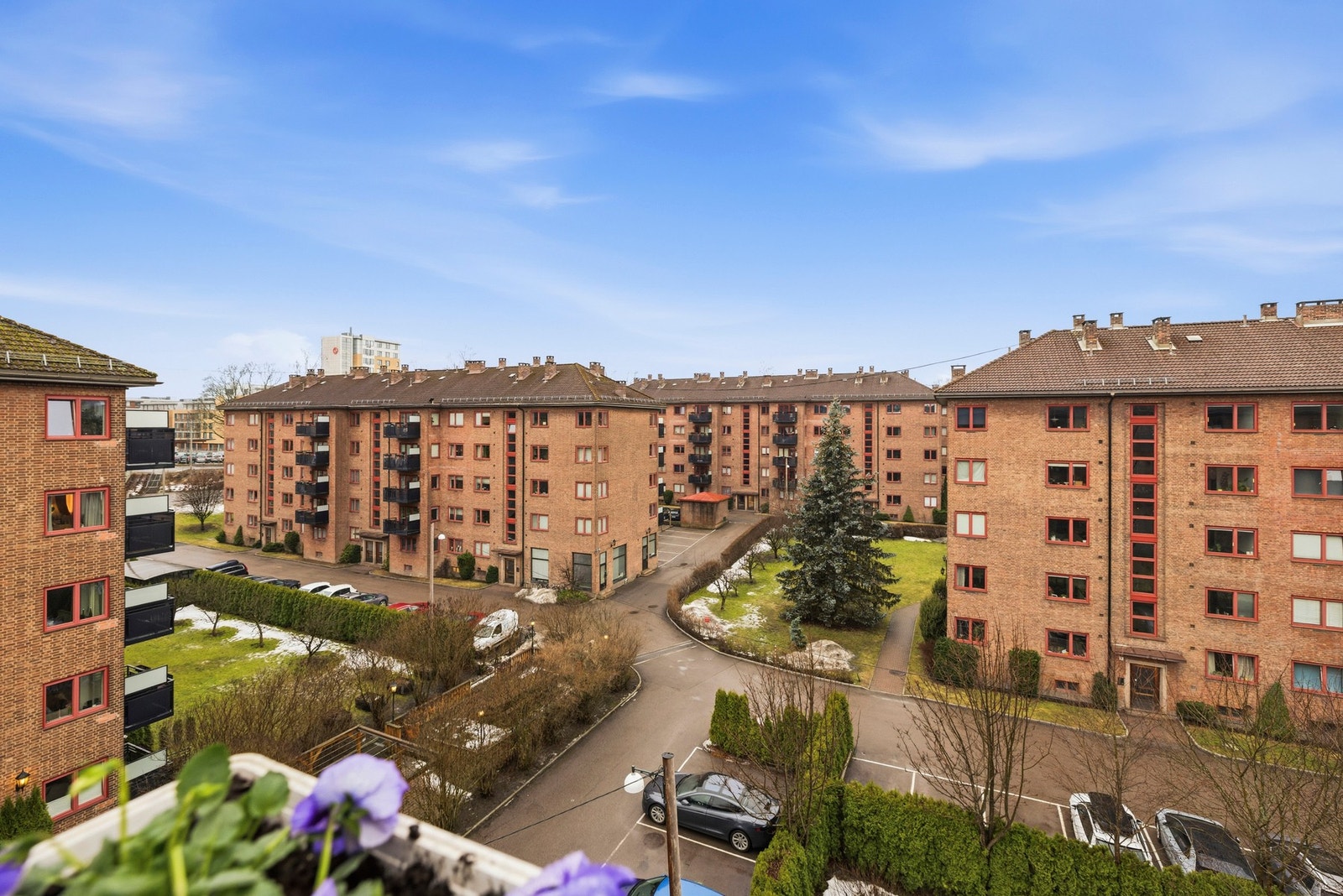 - Leiligheten har en fin intern beliggenhet i borettslaget - Galleribilde