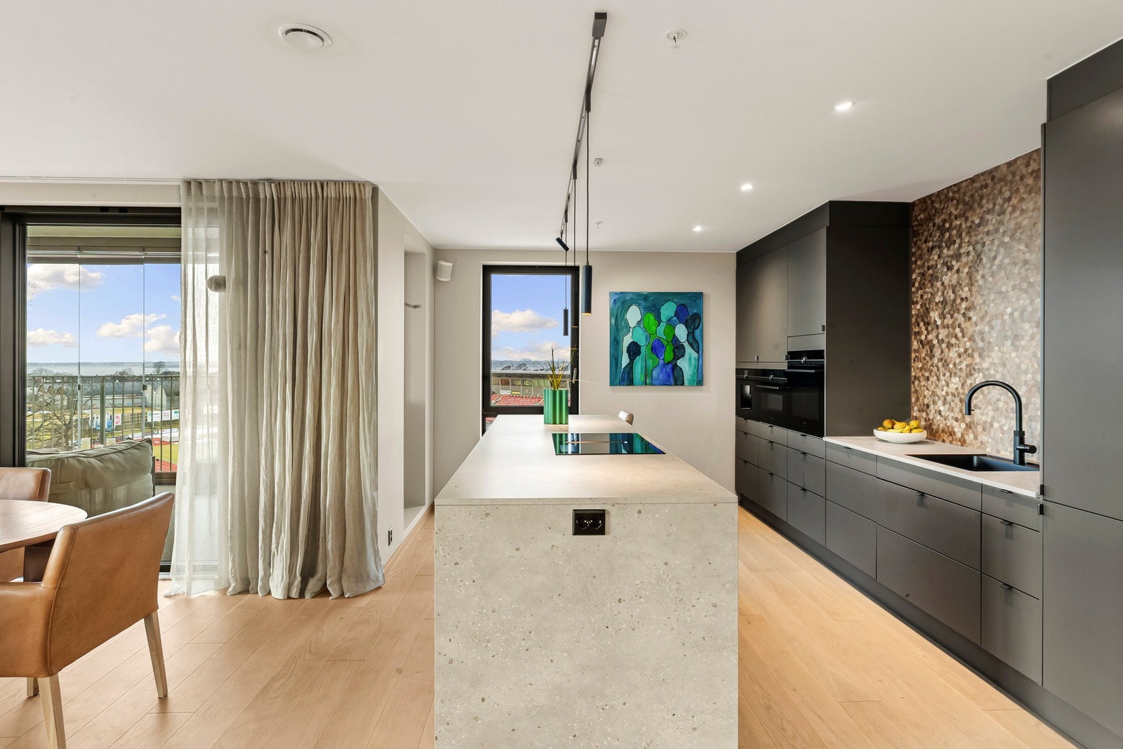 Kjøkkenet er oppgradert med flotte løsninger og hvitevarer. Galleribilde