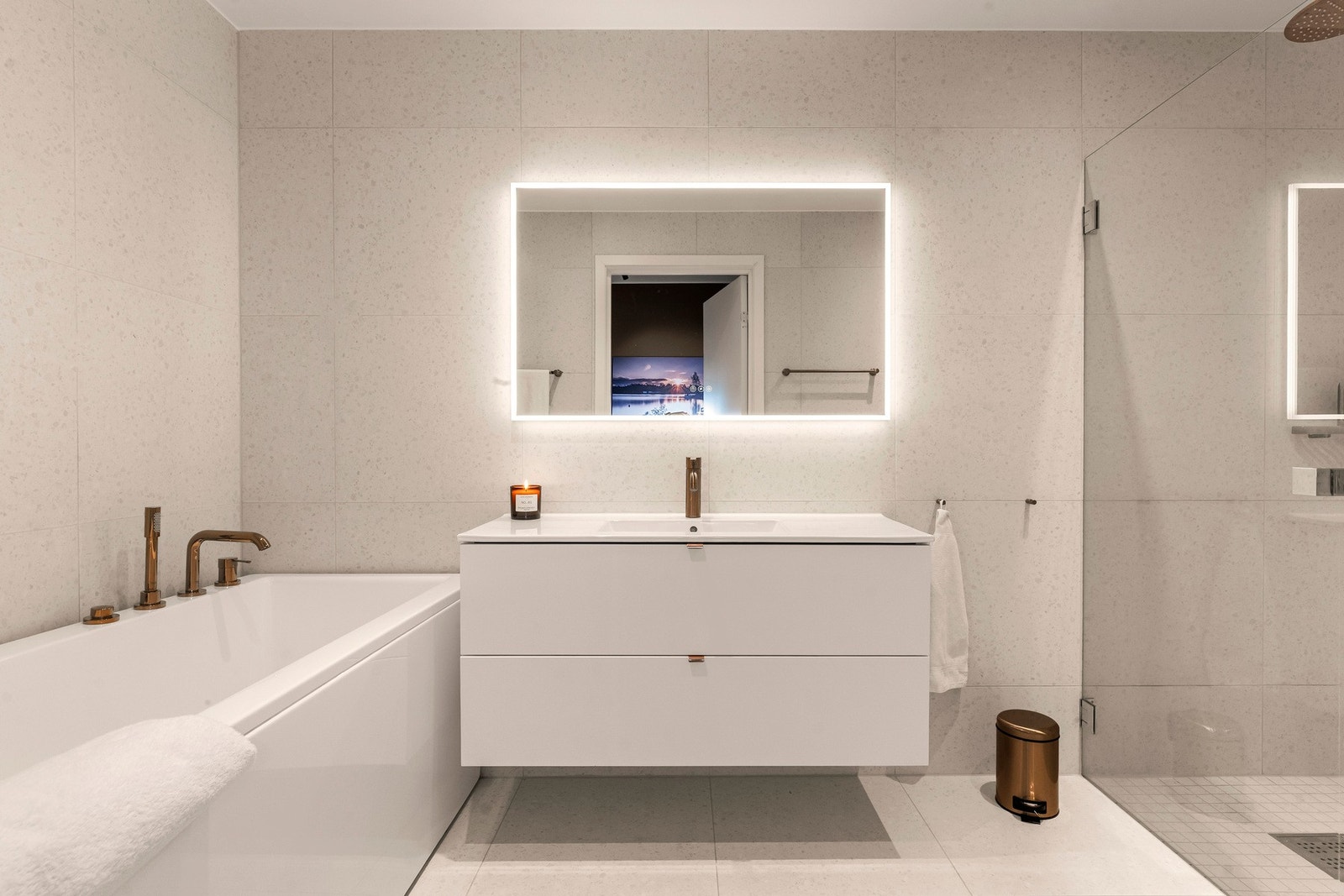 Hovedbad med oppgraderte detaljer, badekar og stor dusjnisje. Galleribilde