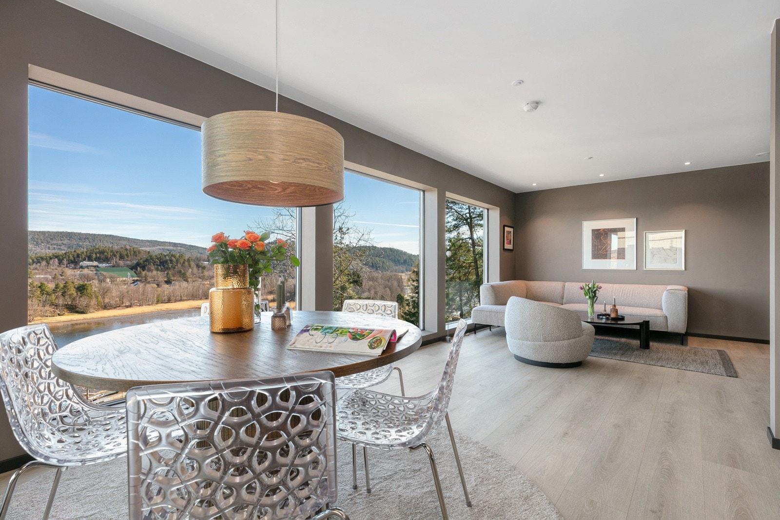 Spisestue med stuen i bakgrunn. Galleribilde