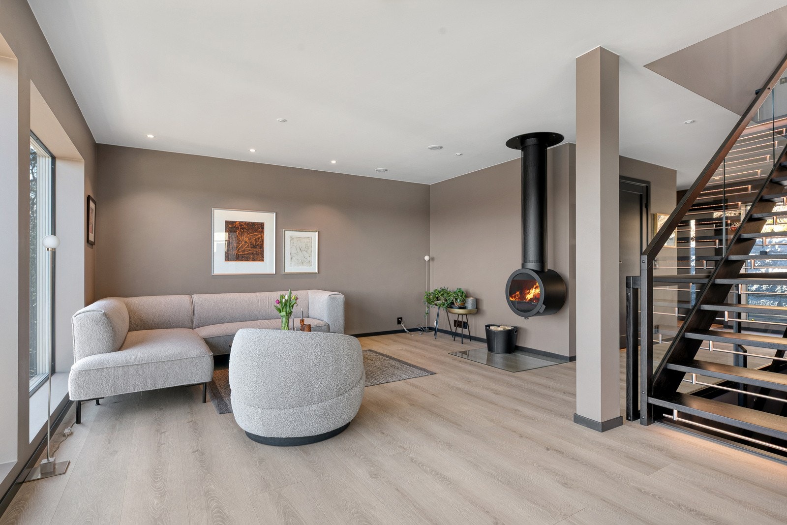 Stuen med trapp opp til loftstuen og takterrassen. Galleribilde