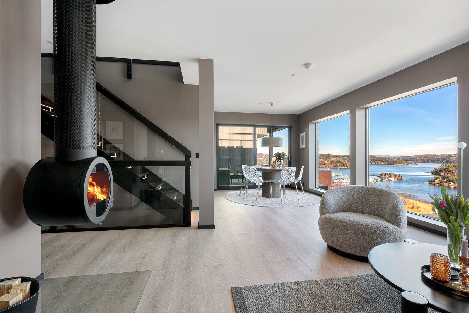 Stue med vedovn. Galleribilde