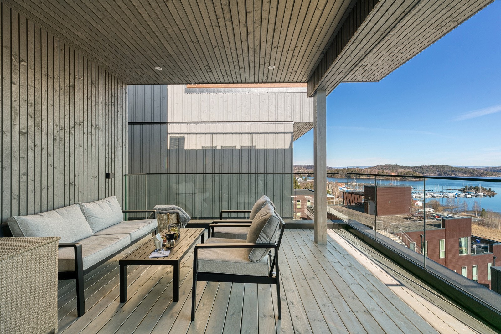 Terrassen utenfor spisestue/kjøkken, her kan du ta kaffen i morgensolen. Galleribilde