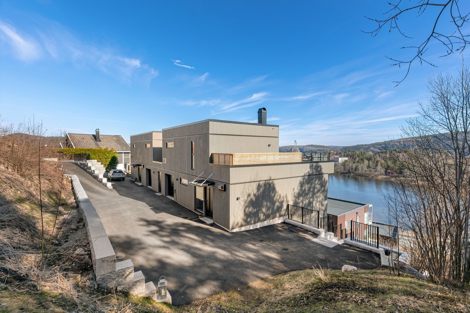 Sydfasaden med gårdsplass og evnt oppstillingsplasser. Galleribilde