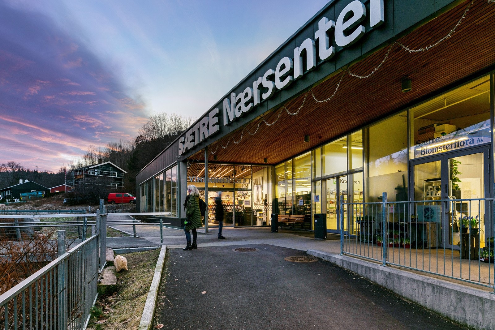 Nærsenter med Vinmonopol, Kiwi og Coop, blomster, apotek, frisør, Nille og post. Galleribilde