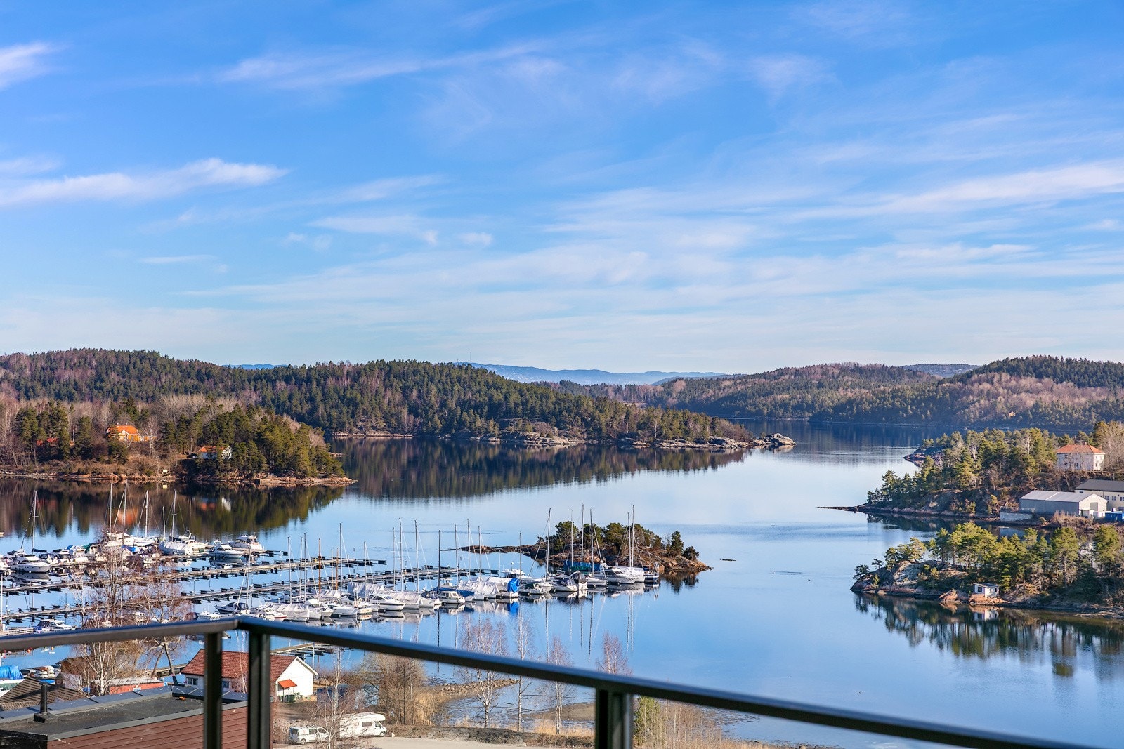 Nydelig sjøutsikt fra terasser. Galleribilde