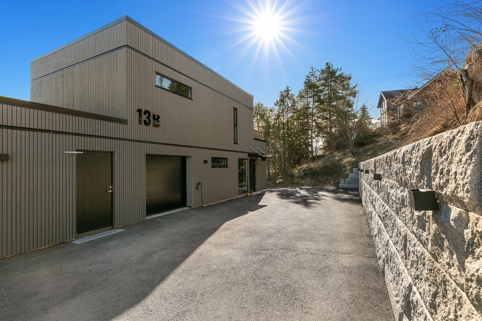 Gårdsplass og inngang samt garasje. Galleribilde