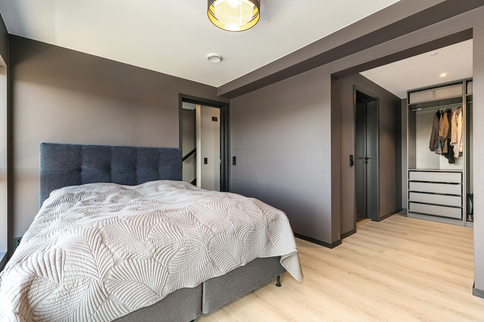 Hovedoverom med walk inn garderoben i bakkant. Galleribilde