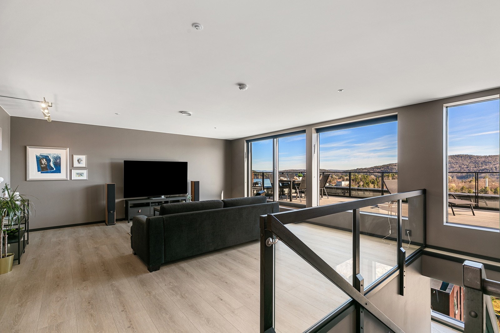 Stor og romslig stue i 2 etg med utgang til takterrasse. Galleribilde