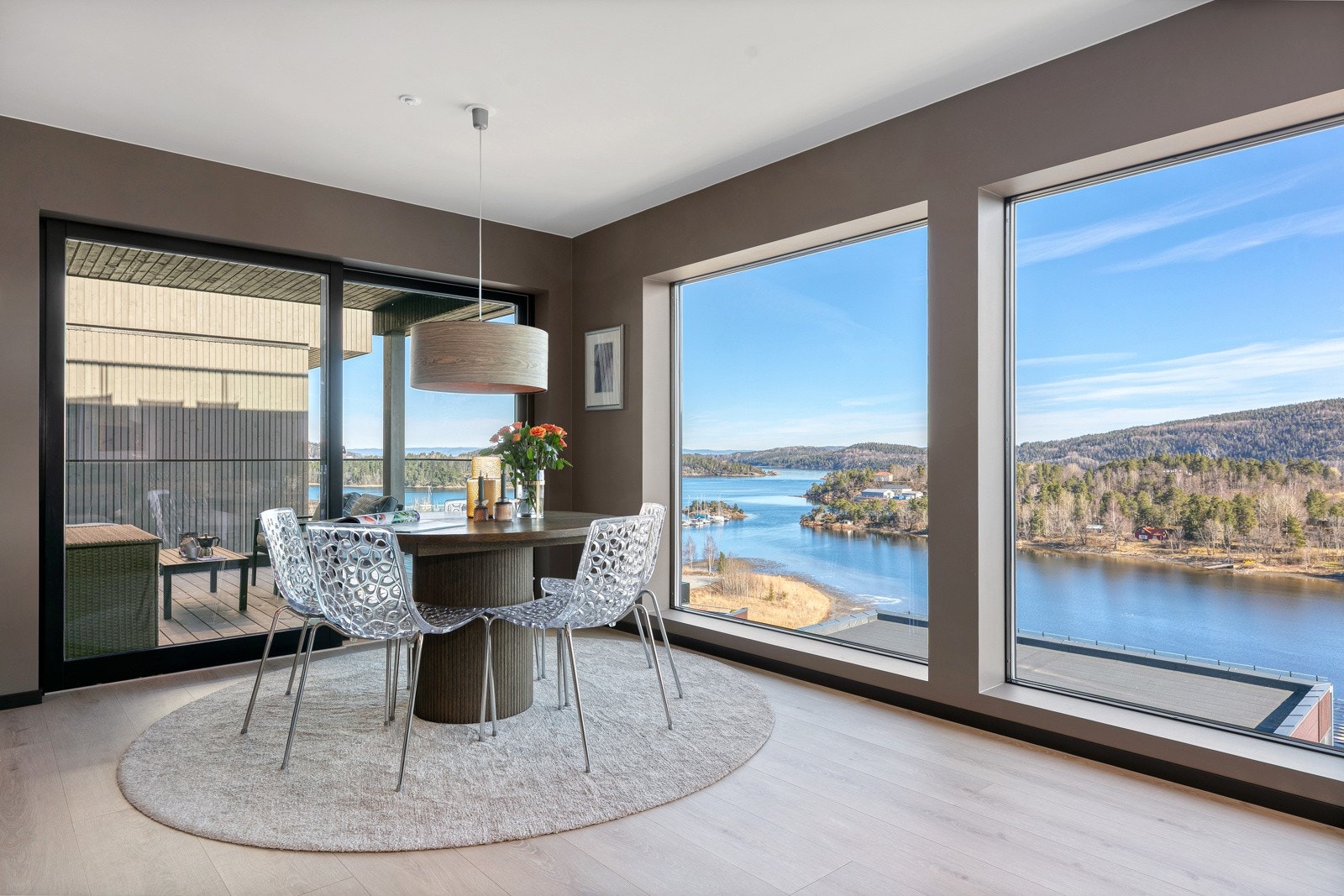 Store vinduer gir masse lys og maksimalt med utsikt. Galleribilde