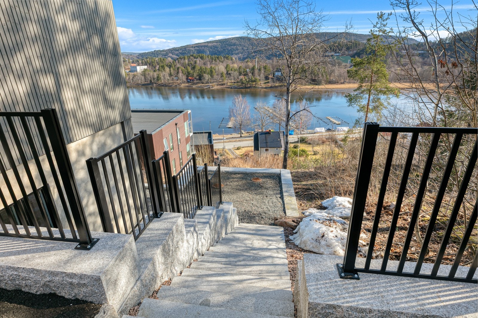 Trapp ned fra gårdsplassen og "bålpanneplass" Galleribilde