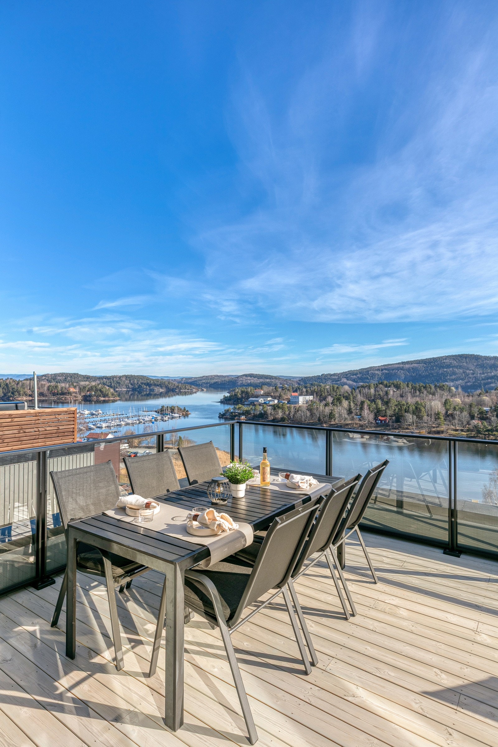 Takterrasse med en fantastisk utsikt over Oslofjorden og Sætrepollen. Galleribilde