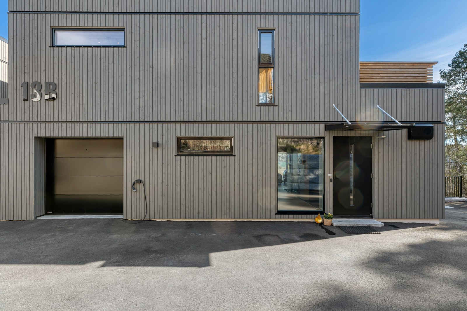 Inngang og vest fasade Galleribilde