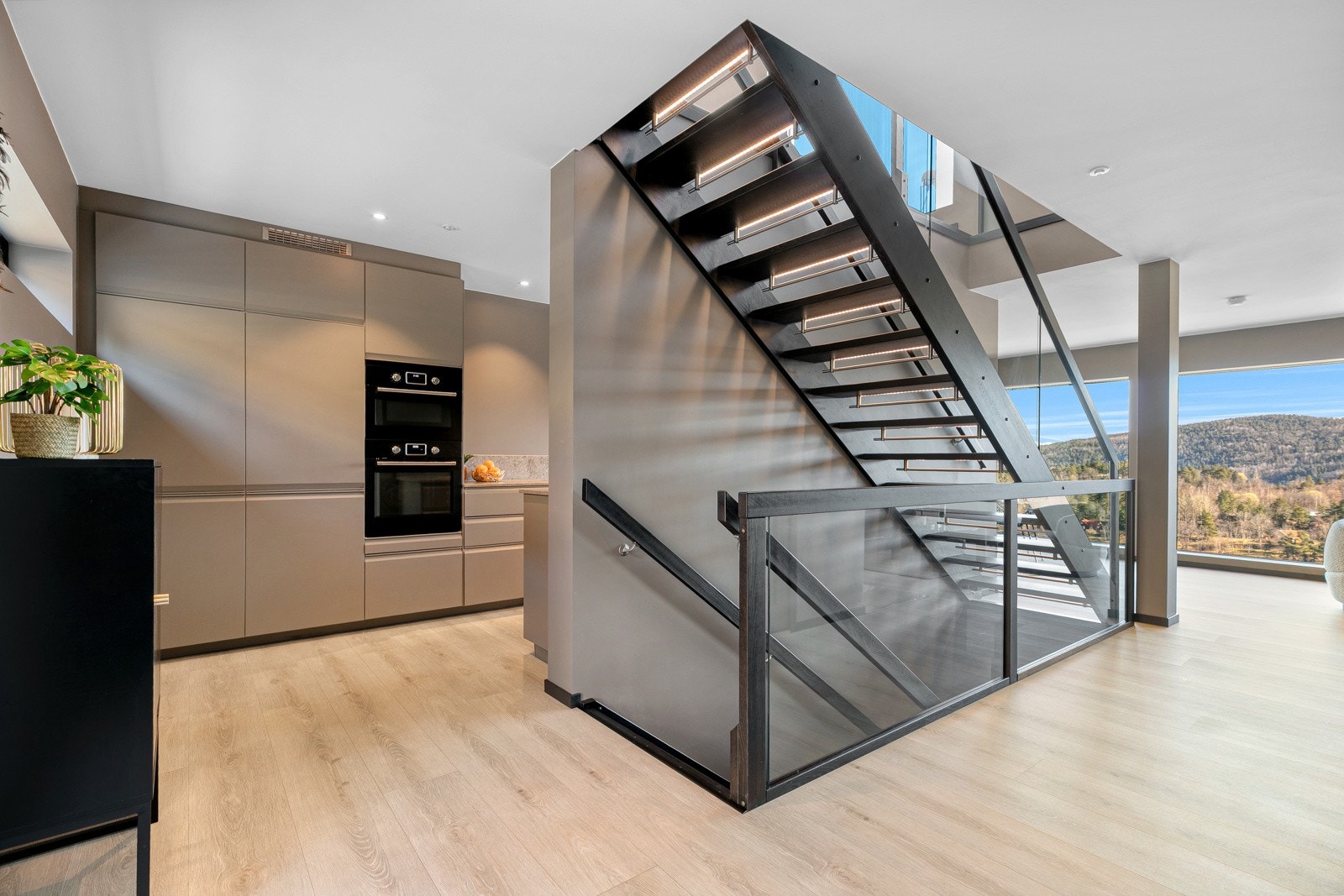 Trapp ned til U-etg og opp til takterrassen. Galleribilde