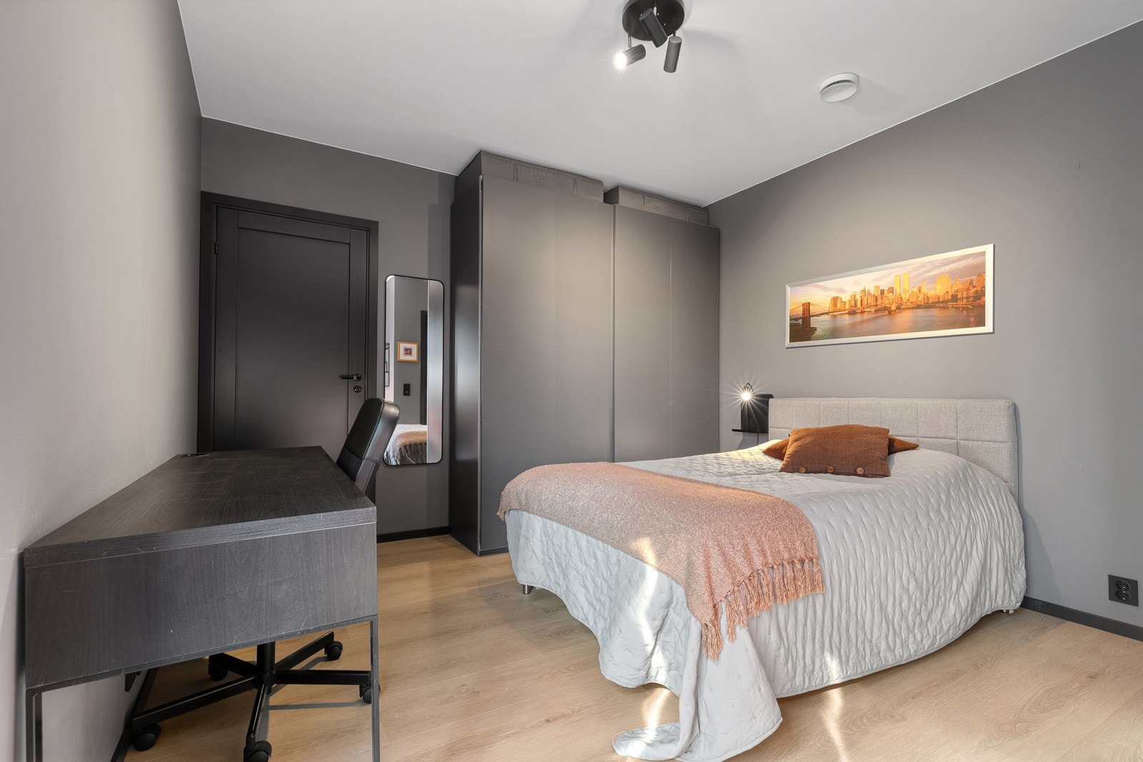 Soverom nr 2 med inngang til bod og utgang til terreng. Galleribilde