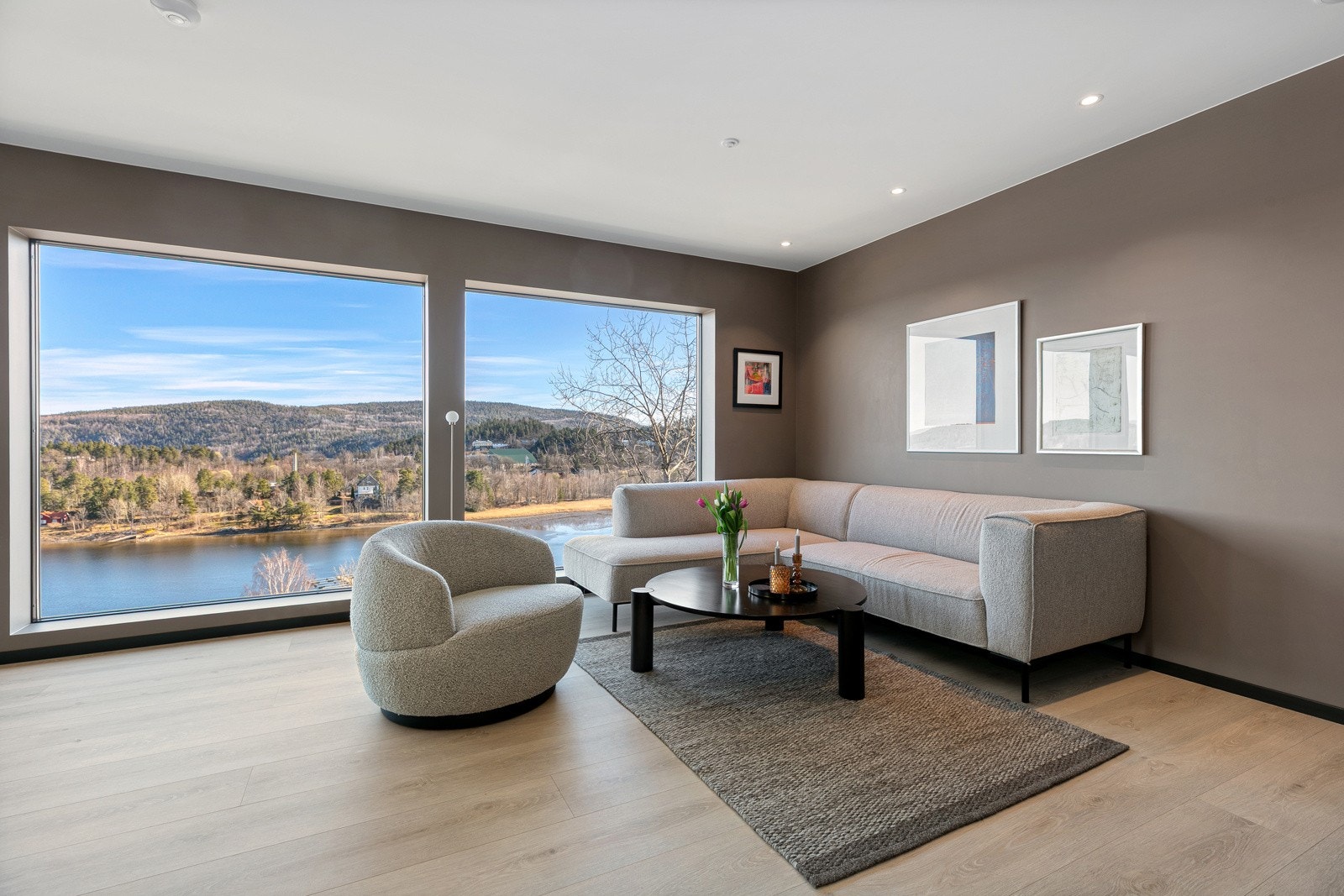 Stue med store vinduer. Galleribilde