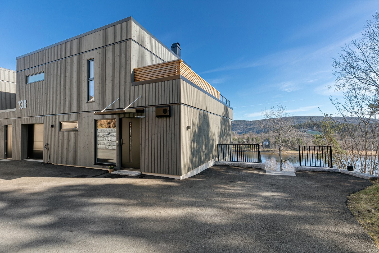 Gårdsplass og oppstillingsplass, samt utvendig trapp ned til u-etg. Galleribilde